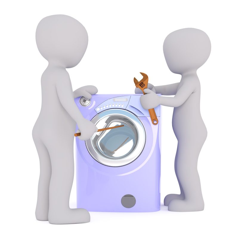 2 personen die een wasmachine onderhouden